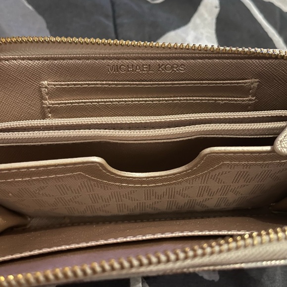 Reposhing - Picture 2 of 2